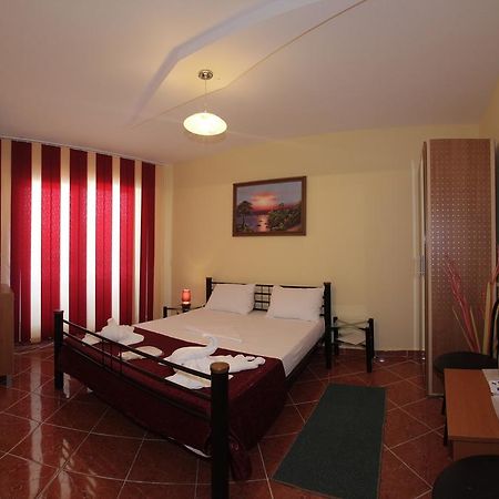 Hotel Panos Două Mai Exteriér fotografie