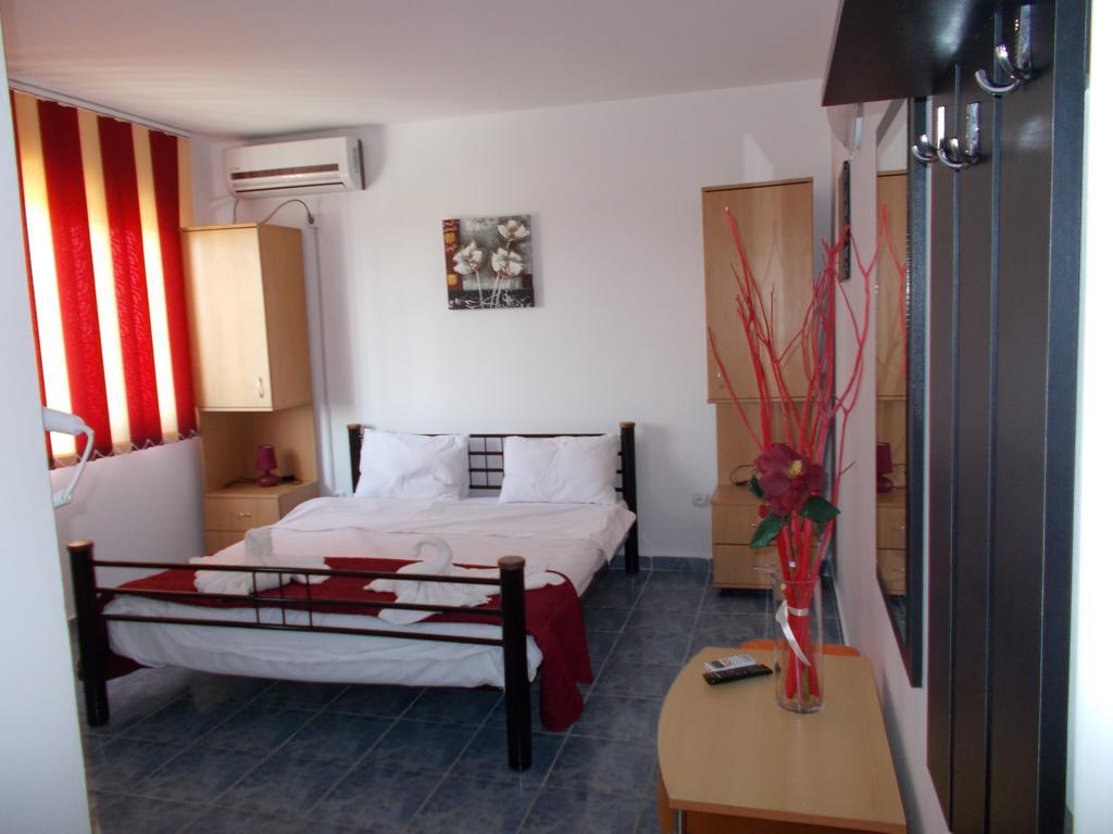 Hotel Panos Două Mai Exteriér fotografie