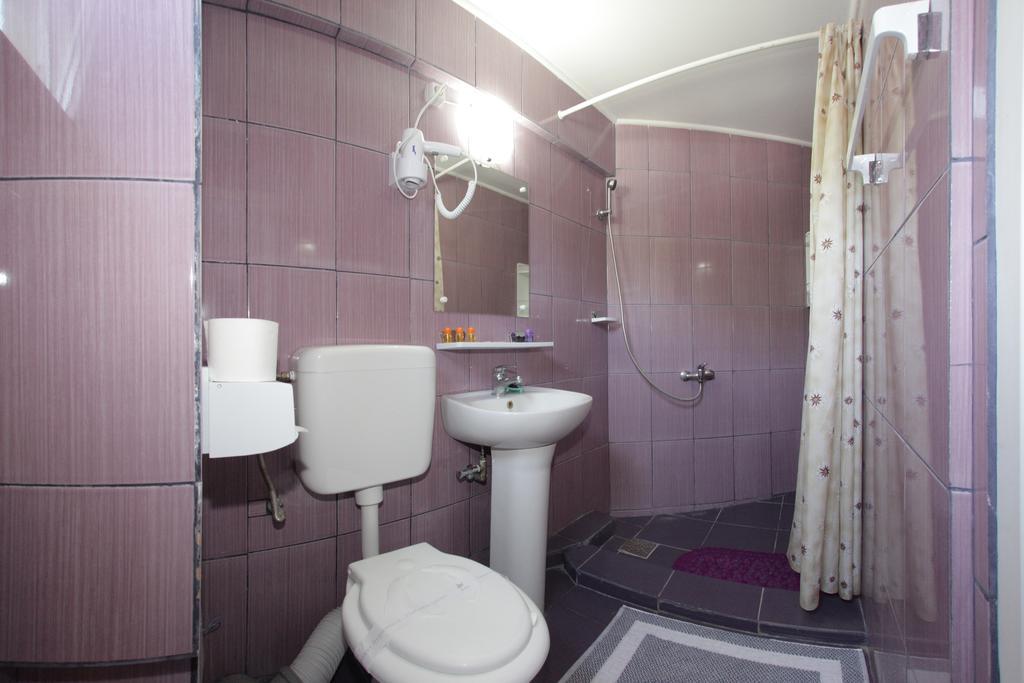 Hotel Panos Două Mai Exteriér fotografie