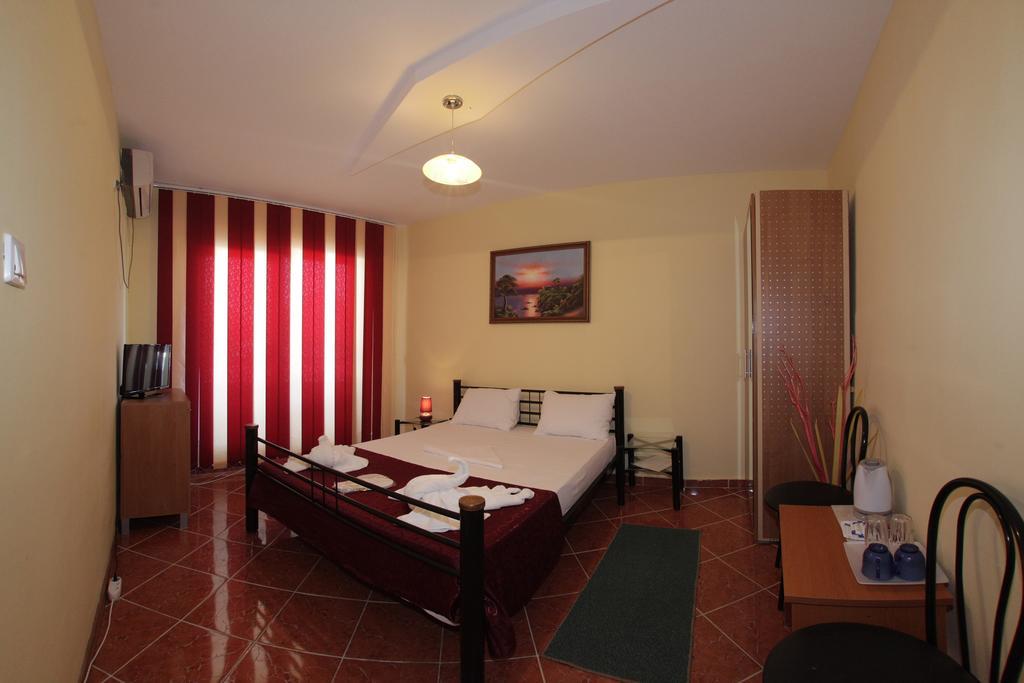 Hotel Panos Două Mai Exteriér fotografie