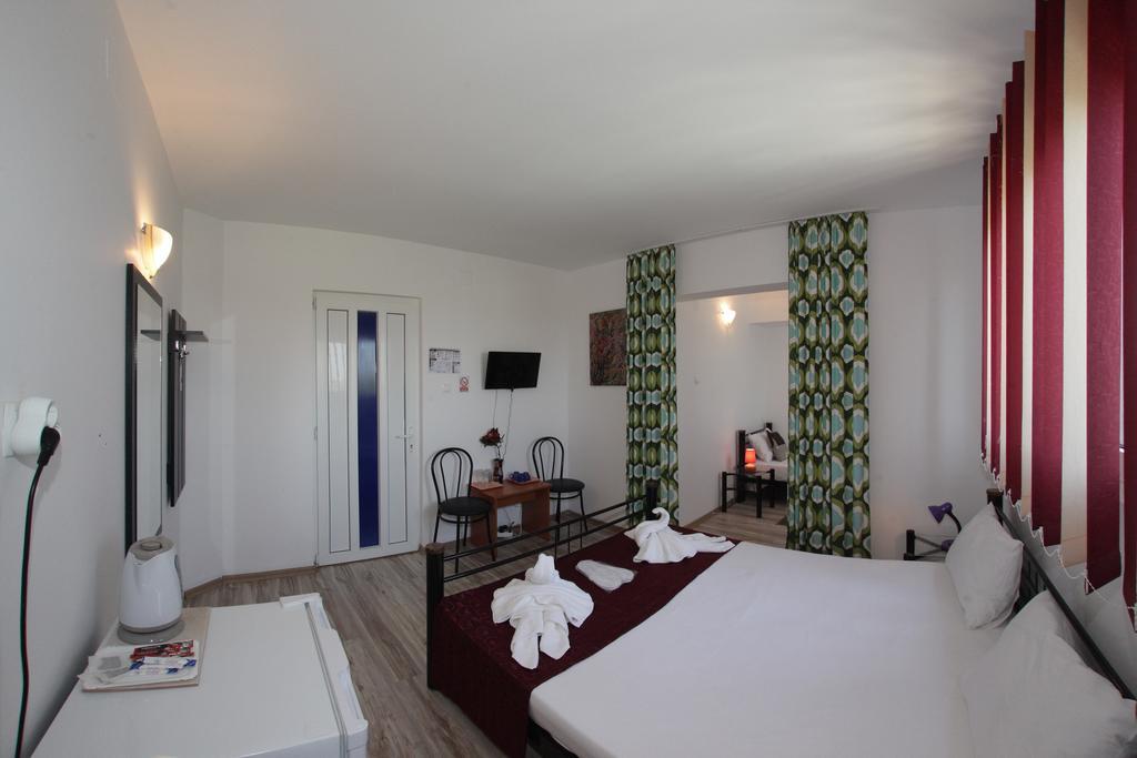 Hotel Panos Două Mai Exteriér fotografie