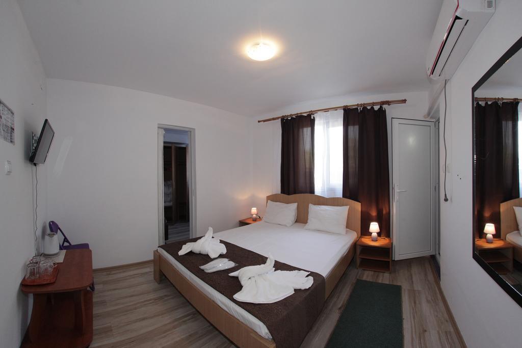 Hotel Panos Două Mai Exteriér fotografie