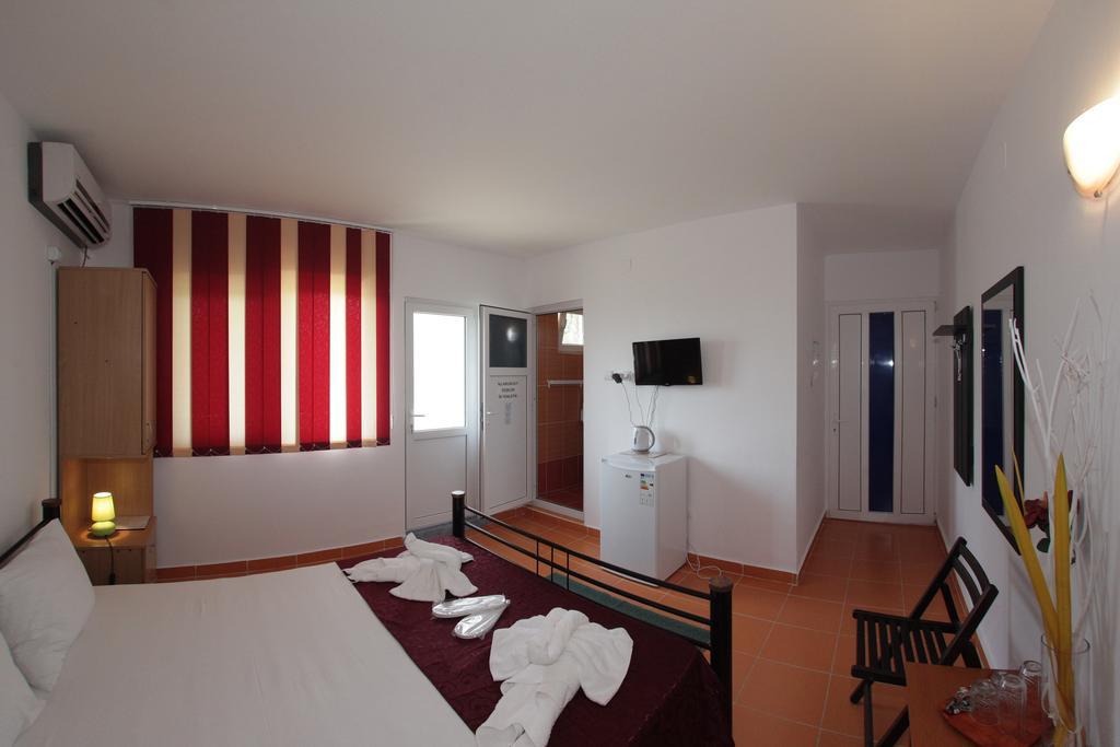 Hotel Panos Două Mai Exteriér fotografie