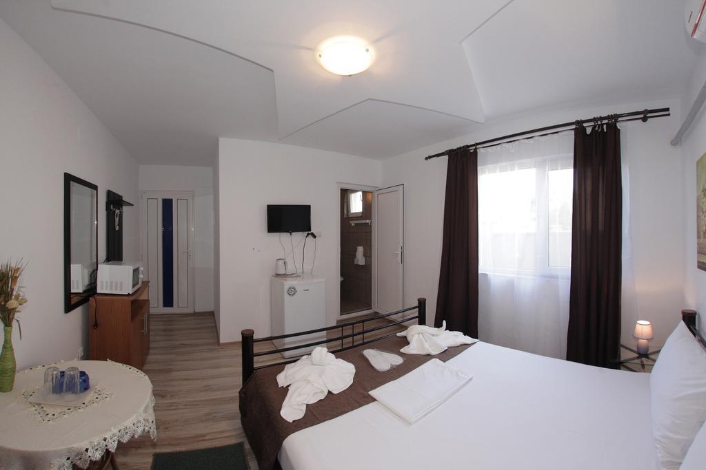 Hotel Panos Două Mai Exteriér fotografie