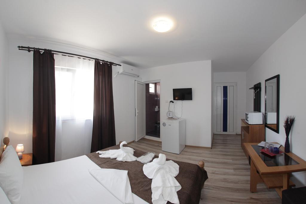 Hotel Panos Două Mai Exteriér fotografie
