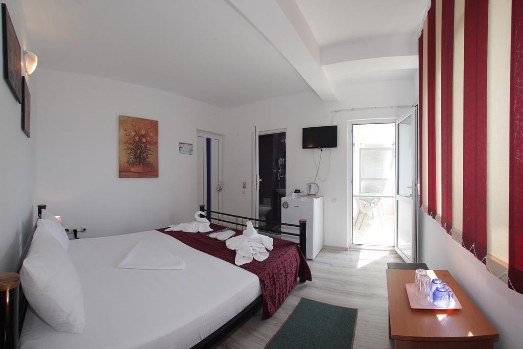 Hotel Panos Două Mai Exteriér fotografie