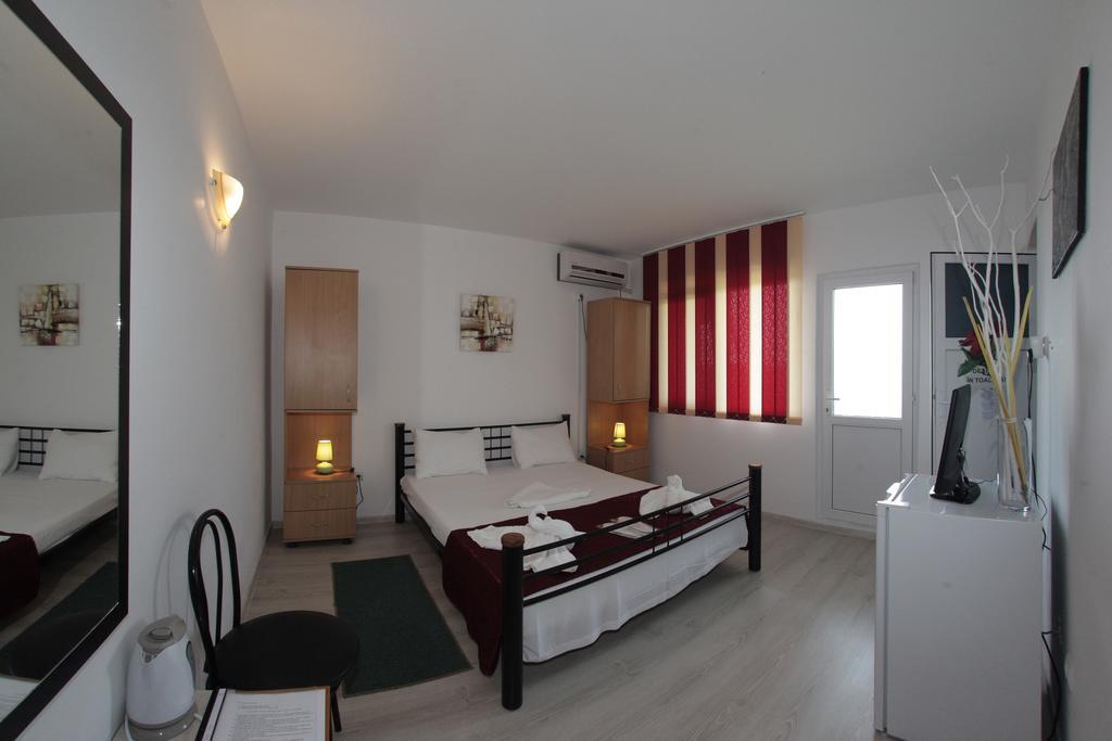 Hotel Panos Două Mai Exteriér fotografie