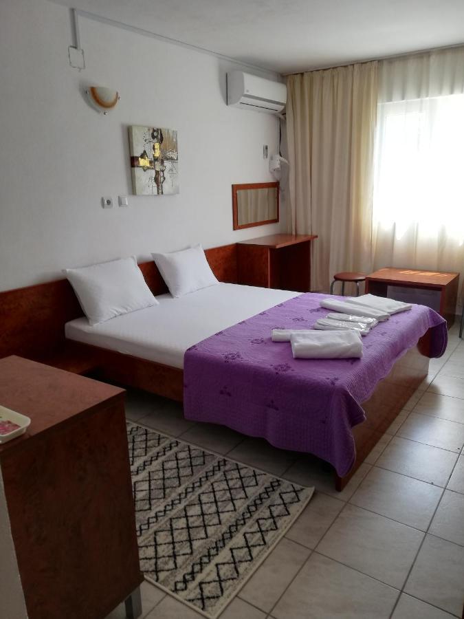 Hotel Panos Două Mai Exteriér fotografie